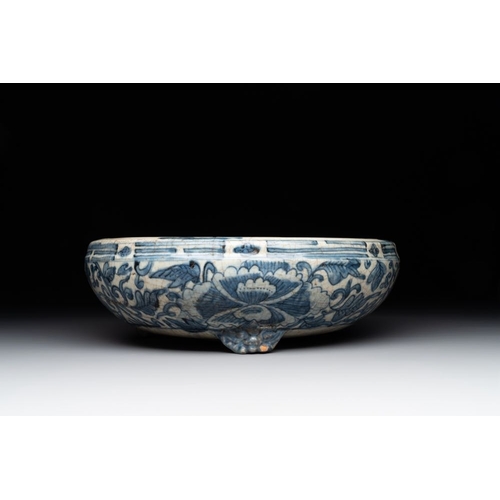 58 - A Chinese Swatow blue and white crackle-glazed 'peonies and trigrams' tripod censer, MingDia.: 26,2 ... 