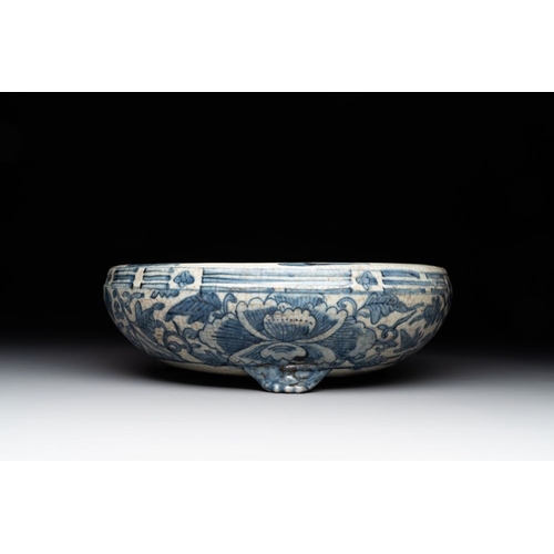 58 - A Chinese Swatow blue and white crackle-glazed 'peonies and trigrams' tripod censer, MingDia.: 26,2 ... 