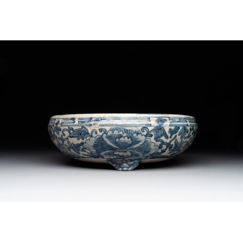 58 - A Chinese Swatow blue and white crackle-glazed 'peonies and trigrams' tripod censer, MingDia.: 26,2 ... 