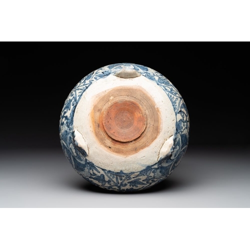 58 - A Chinese Swatow blue and white crackle-glazed 'peonies and trigrams' tripod censer, MingDia.: 26,2 ... 