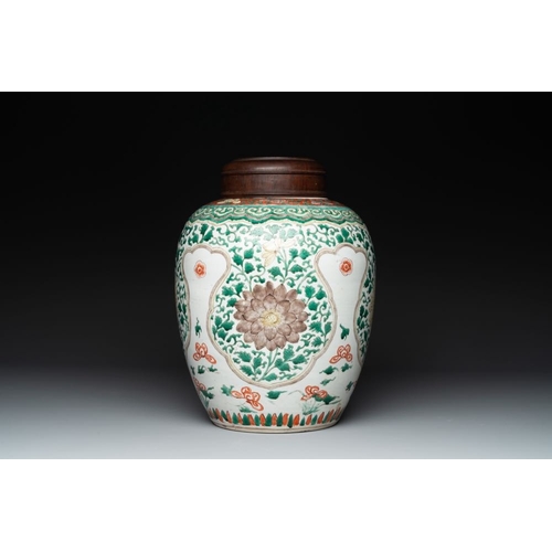 6 - A Chinese famille verte jar with floral design and a wooden cover, KangxiH.: 33,5 (incl. cover)H.: 3... 