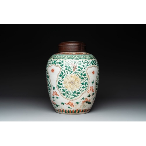 6 - A Chinese famille verte jar with floral design and a wooden cover, KangxiH.: 33,5 (incl. cover)H.: 3... 