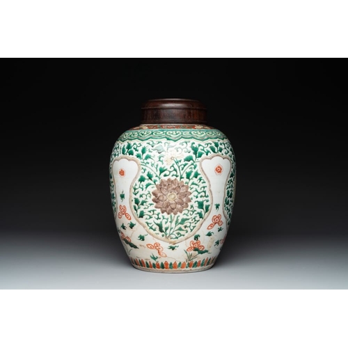 6 - A Chinese famille verte jar with floral design and a wooden cover, KangxiH.: 33,5 (incl. cover)H.: 3... 