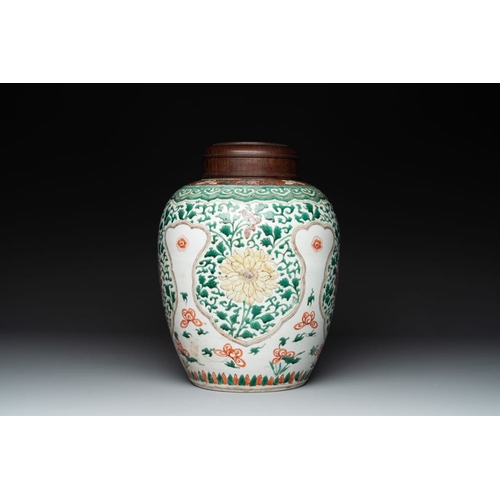 6 - A Chinese famille verte jar with floral design and a wooden cover, KangxiH.: 33,5 (incl. cover)H.: 3... 