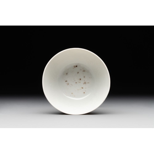 60 - A Chinese blue and white anhua bowl, late MingDia.: 9,5 cm -H.: 5,5 cm