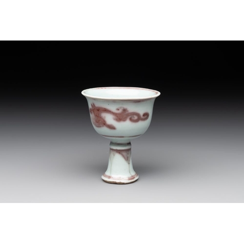 61 - A Chinese copper-red and white 'chilong' stem cup, MingH.: 8,5 cm