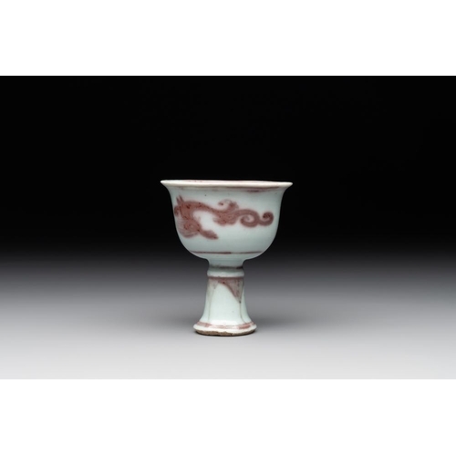 61 - A Chinese copper-red and white 'chilong' stem cup, MingH.: 8,5 cm