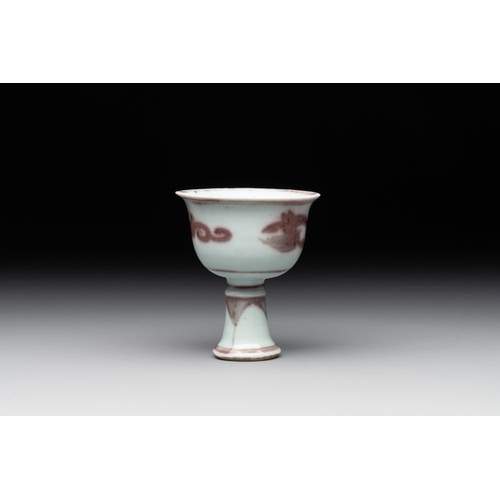 61 - A Chinese copper-red and white 'chilong' stem cup, MingH.: 8,5 cm