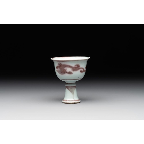 61 - A Chinese copper-red and white 'chilong' stem cup, MingH.: 8,5 cm