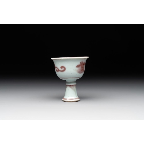 61 - A Chinese copper-red and white 'chilong' stem cup, MingH.: 8,5 cm