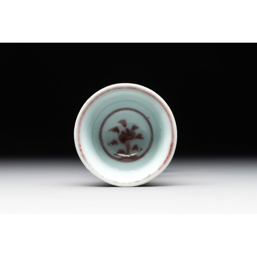 61 - A Chinese copper-red and white 'chilong' stem cup, MingH.: 8,5 cm