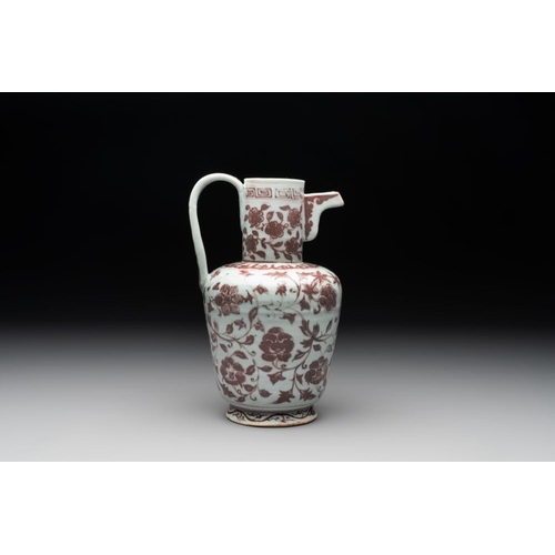 62 - A Chinese copper-red and white 'flower scroll' ewer, Ming or laterH.: 20,5 cm