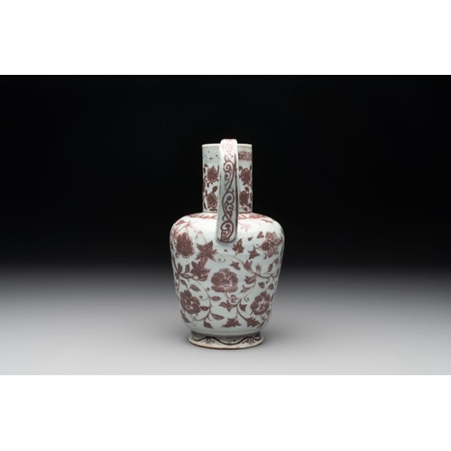 62 - A Chinese copper-red and white 'flower scroll' ewer, Ming or laterH.: 20,5 cm