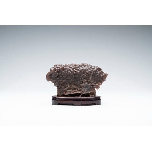 621 - A Chinese grape agate scholar's rock on wooden standL.: 21 cm - H.: 14,1 cm (incl. stand)
Provenance... 