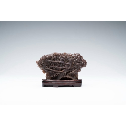 621 - A Chinese grape agate scholar's rock on wooden standL.: 21 cm - H.: 14,1 cm (incl. stand)
Provenance... 