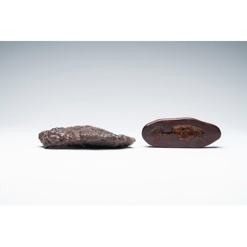 621 - A Chinese grape agate scholar's rock on wooden standL.: 21 cm - H.: 14,1 cm (incl. stand)
Provenance... 