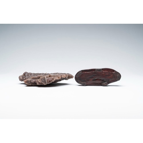 621 - A Chinese grape agate scholar's rock on wooden standL.: 21 cm - H.: 14,1 cm (incl. stand)
Provenance... 