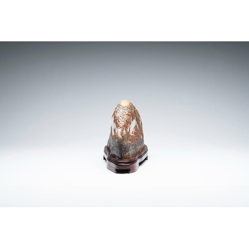 622 - A Chinese wucai Lingbi stone scholar's rock on wooden standDim.: 31 x 12 x22 cm (incl. stand)
Proven... 