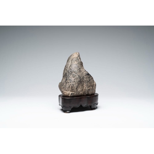 623 - A Chinese Lingbi stone scholar's rock on wooden standDim.: 40,5 x 15 x26 cm (incl. stand)
Provenance... 