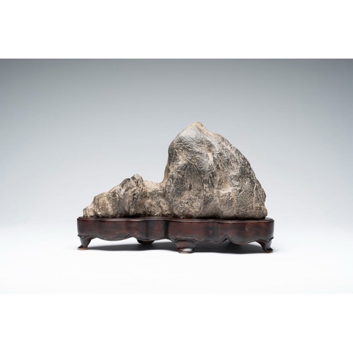 623 - A Chinese Lingbi stone scholar's rock on wooden standDim.: 40,5 x 15 x26 cm (incl. stand)
Provenance... 