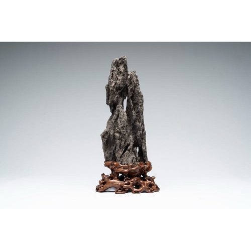 627 - A Chinese ying stone scholar's rock on wooden standH.: 43 cm (incl. stand)
Provenance: - From the Ga... 