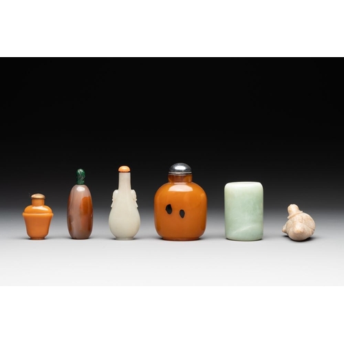 632 - A collection of 12 Chinese snuff bottles and a jade pendant, Chenghua mark, 18/20th C.H.: 8 cm (the ... 