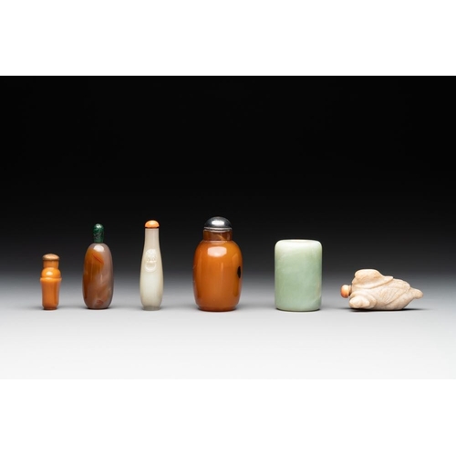 632 - A collection of 12 Chinese snuff bottles and a jade pendant, Chenghua mark, 18/20th C.H.: 8 cm (the ... 