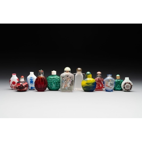 633 - A collection of 12 Chinese glass snuff bottles, 19/20th C.H.: 8,6 cm (the tallest incl. stopper)H.: ... 