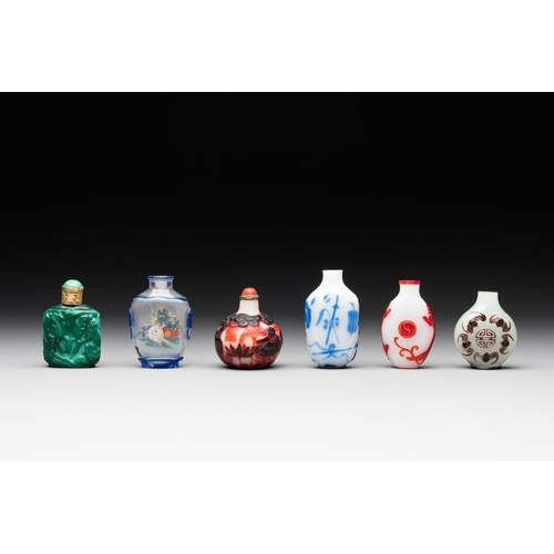 633 - A collection of 12 Chinese glass snuff bottles, 19/20th C.H.: 8,6 cm (the tallest incl. stopper)H.: ... 