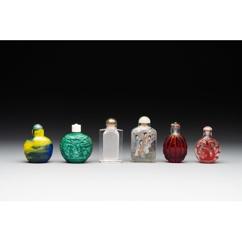 633 - A collection of 12 Chinese glass snuff bottles, 19/20th C.H.: 8,6 cm (the tallest incl. stopper)H.: ... 