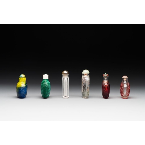 633 - A collection of 12 Chinese glass snuff bottles, 19/20th C.H.: 8,6 cm (the tallest incl. stopper)H.: ... 