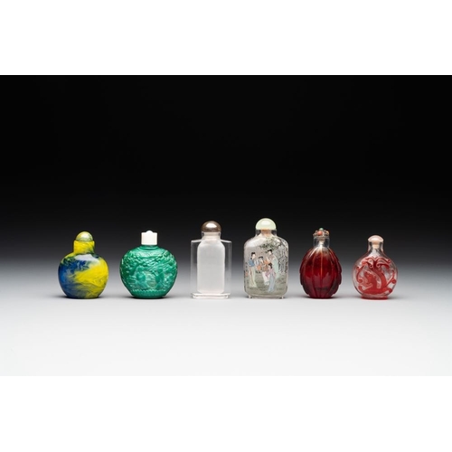 633 - A collection of 12 Chinese glass snuff bottles, 19/20th C.H.: 8,6 cm (the tallest incl. stopper)H.: ... 