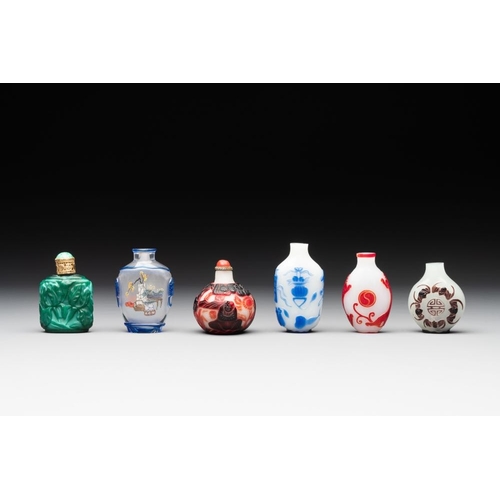 633 - A collection of 12 Chinese glass snuff bottles, 19/20th C.H.: 8,6 cm (the tallest incl. stopper)H.: ... 