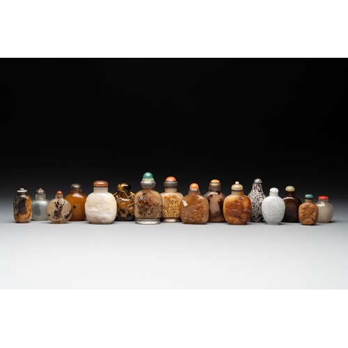 634 - A collection of 16 Chinese precious stone snuff bottles, 19/20th C.H.: 9,4 cm (the tallest incl. sto... 