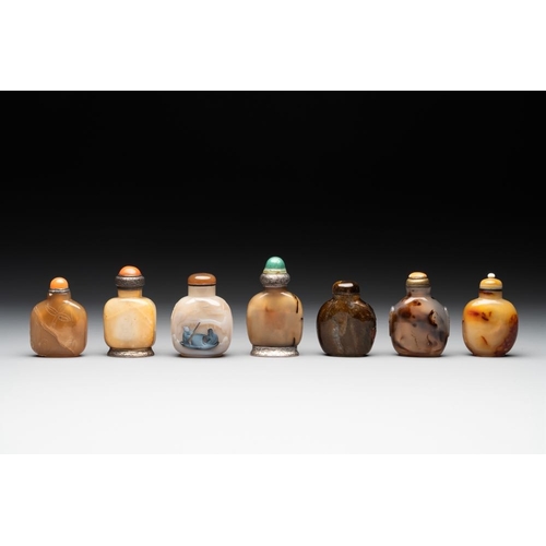 634 - A collection of 16 Chinese precious stone snuff bottles, 19/20th C.H.: 9,4 cm (the tallest incl. sto... 