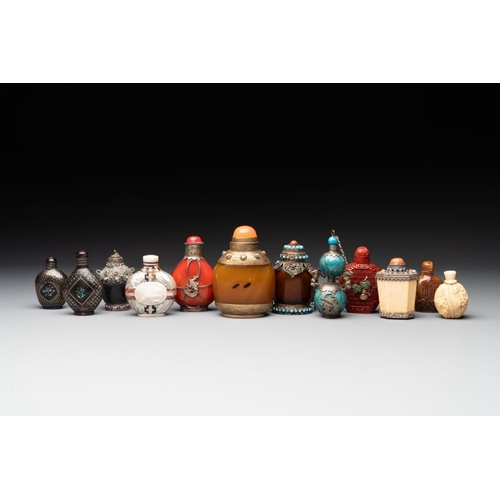 636 - A collection of 12 Chinese snuff bottles, Qianli  mark, 19/20th C.H.: 10,6 cm (the tallest incl. sto... 