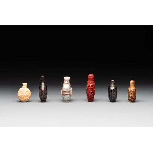 636 - A collection of 12 Chinese snuff bottles, Qianli  mark, 19/20th C.H.: 10,6 cm (the tallest incl. sto... 