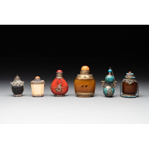 636 - A collection of 12 Chinese snuff bottles, Qianli  mark, 19/20th C.H.: 10,6 cm (the tallest incl. sto... 