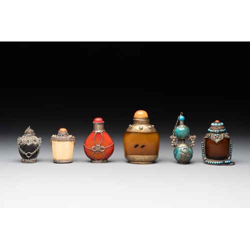 636 - A collection of 12 Chinese snuff bottles, Qianli  mark, 19/20th C.H.: 10,6 cm (the tallest incl. sto... 