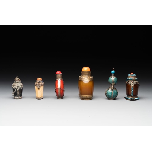 636 - A collection of 12 Chinese snuff bottles, Qianli  mark, 19/20th C.H.: 10,6 cm (the tallest incl. sto... 