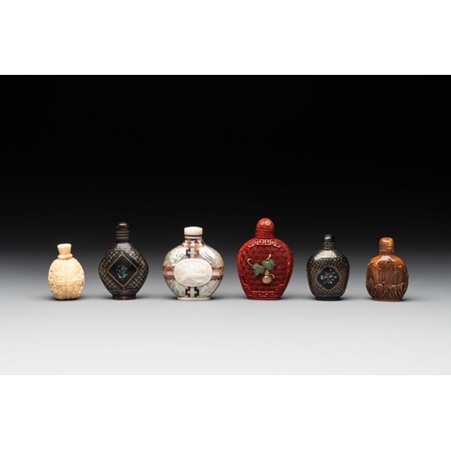 636 - A collection of 12 Chinese snuff bottles, Qianli  mark, 19/20th C.H.: 10,6 cm (the tallest incl. sto... 