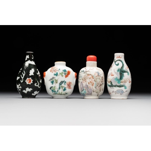 638 - Four Chinese famille rose and verte snuff bottles, Qianlong and Tongzhi mark, 19th C.H.: 7,5 cm (the... 