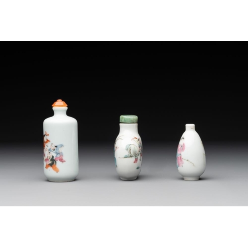 644 - Three Chinese famille rose snuff bottles with figural design, Zhengde mark, 19th C.H.: 9 cm (the tal... 