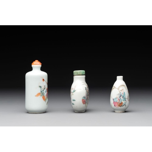 644 - Three Chinese famille rose snuff bottles with figural design, Zhengde mark, 19th C.H.: 9 cm (the tal... 