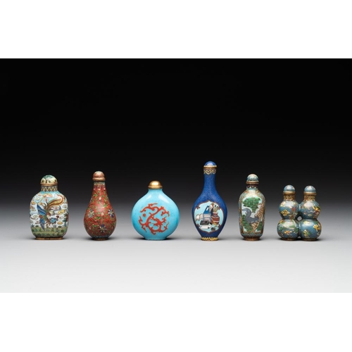 645 - Six Chinese cloisonne snuff bottles, 19/20th C.H.: 8,7 cm (the tallest incl. stopper)H.: 6 cm (the s... 