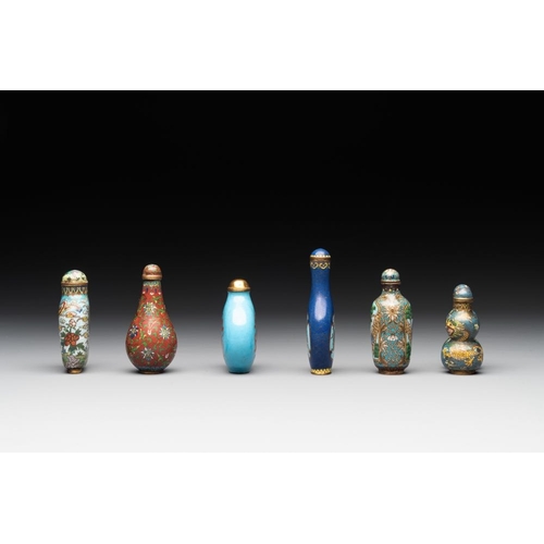 645 - Six Chinese cloisonne snuff bottles, 19/20th C.H.: 8,7 cm (the tallest incl. stopper)H.: 6 cm (the s... 