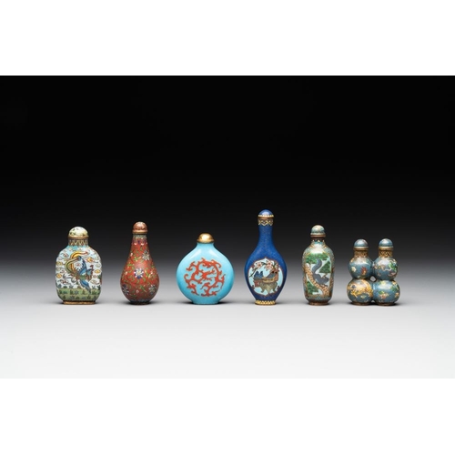 645 - Six Chinese cloisonne snuff bottles, 19/20th C.H.: 8,7 cm (the tallest incl. stopper)H.: 6 cm (the s... 