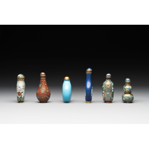 645 - Six Chinese cloisonne snuff bottles, 19/20th C.H.: 8,7 cm (the tallest incl. stopper)H.: 6 cm (the s... 