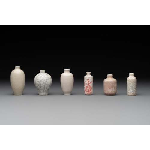 646 - Six various Chinese ge-type and copper-red snuff bottles, 19th C.H.: 8 cm (the tallest)H.: 6 cm (the... 