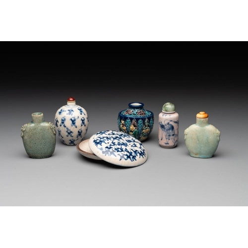 648 - Five Chinese porcelain snuff bottles and a covered '100 boys' box, Kangxi mark, 19/20th C.H.: 7,7 cm... 